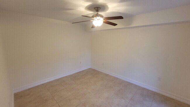Building Photo - 606 6th Ln