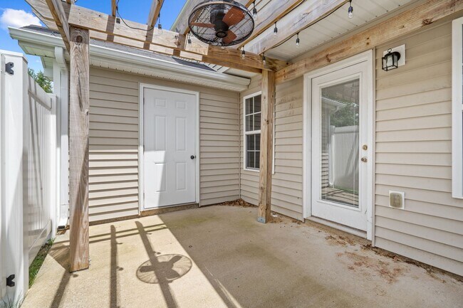 Building Photo - 2128 Victory Gallop Ln
