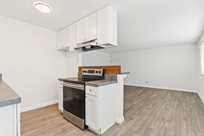 Building Photo - Bright Upstairs Apartment in North Long Beach