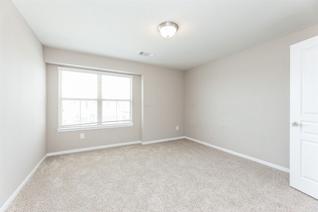 Building Photo - 5302 Silver Ledge Dr