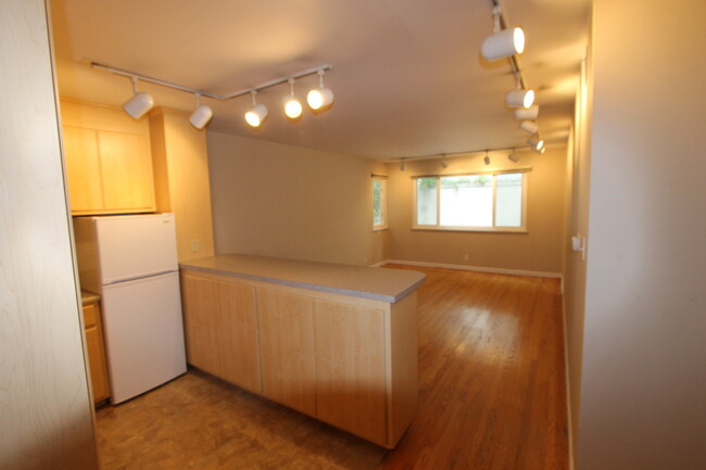 Building Photo - Epic REA - 1 Bedroom 1 Bath Condo in Pacif...