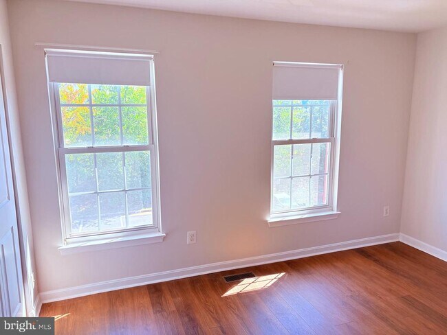 Building Photo - 45474 Oak Trail Square