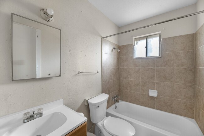 Building Photo - 2806 Delano St