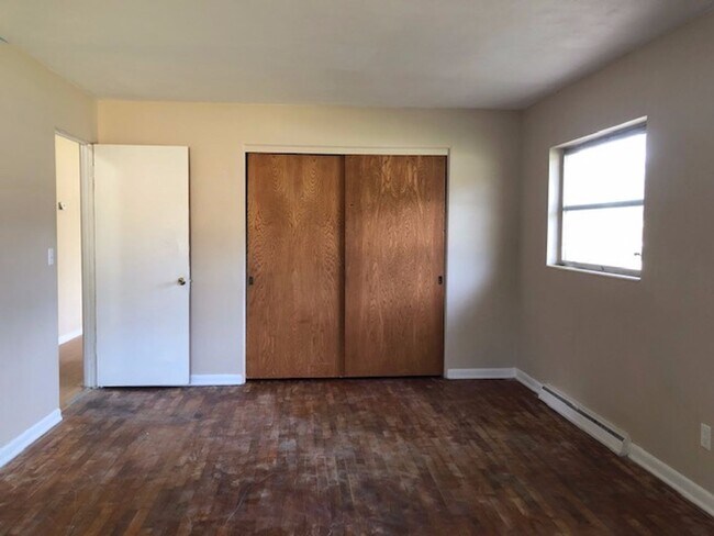 Building Photo - 4 Bed 1 Bath Home | Pet Friendly | Washer ...