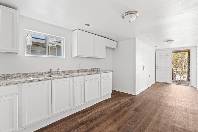 Building Photo - Beautifully Renovated 4 Bedroom 2 Bath Hom...