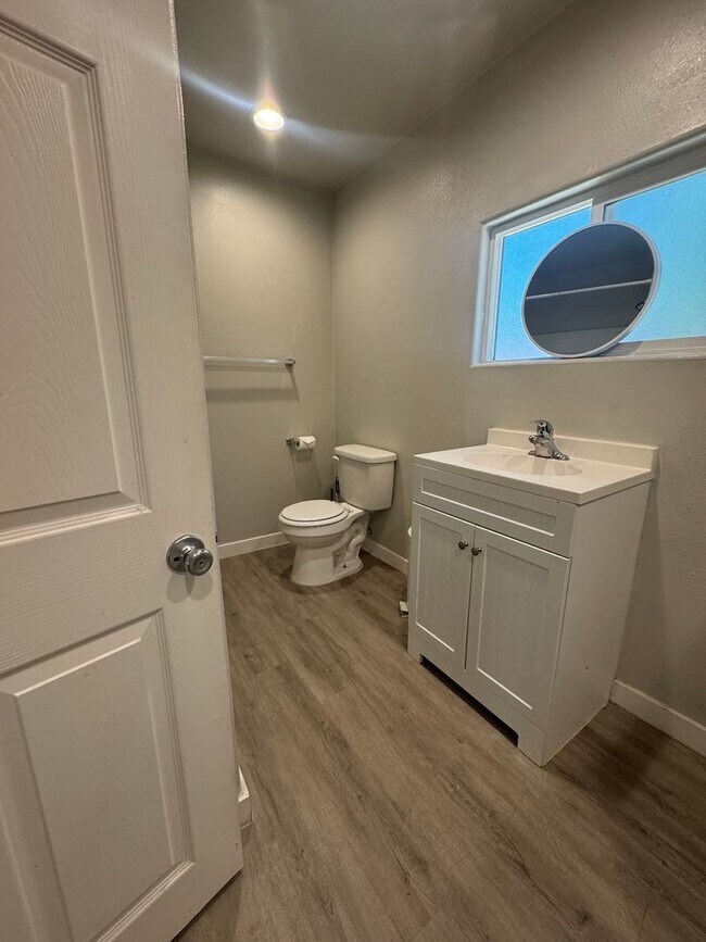 Building Photo - 3 BED 2 BATH IN REDDING