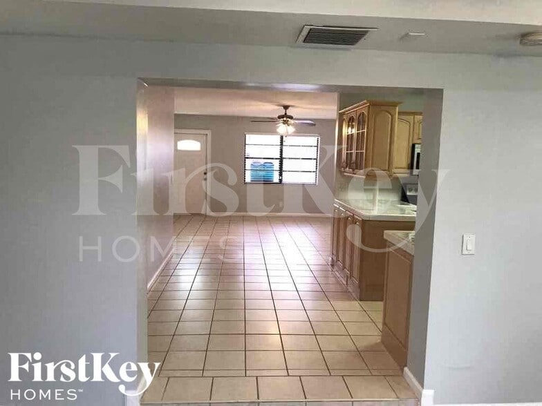 Building Photo - 1389 Meadowbrook Dr