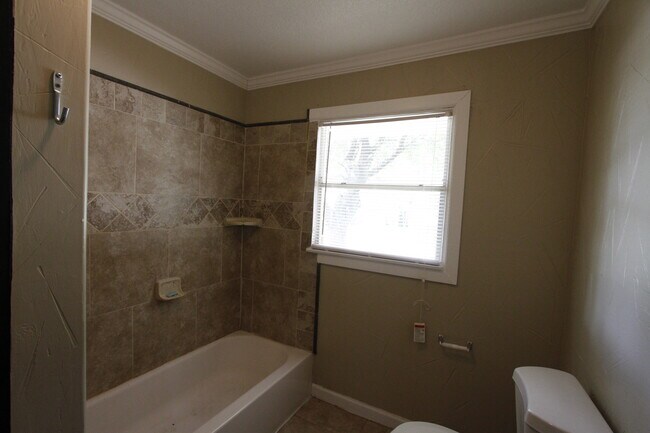 Building Photo - 3128 Lyle Ave