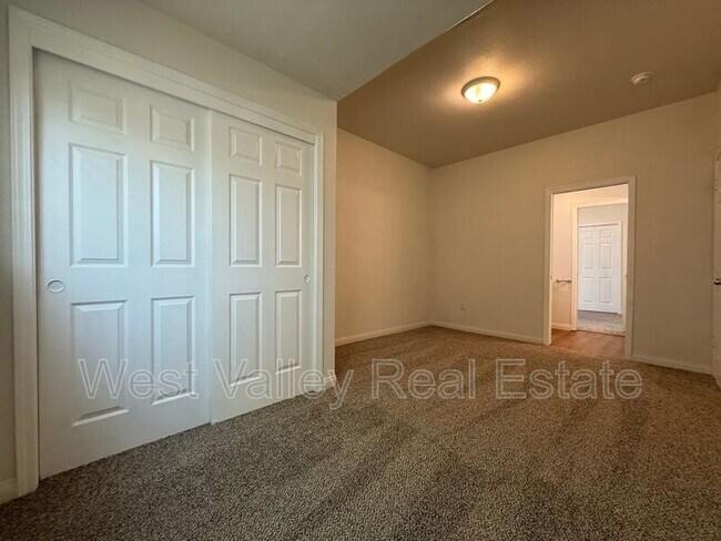 Building Photo - 516 2nd St