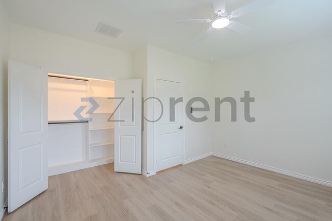 Building Photo - Unit