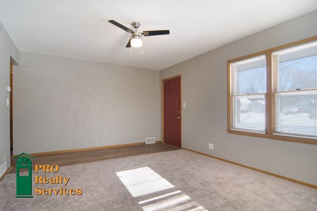 Building Photo - 2 Bedroom Rambler with a Huge Fenced In Ba...