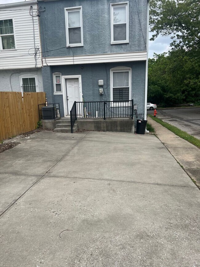 Building Photo - 3 Bedroom Home