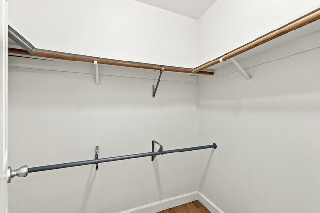 Building Photo - 560 Glenburry Way