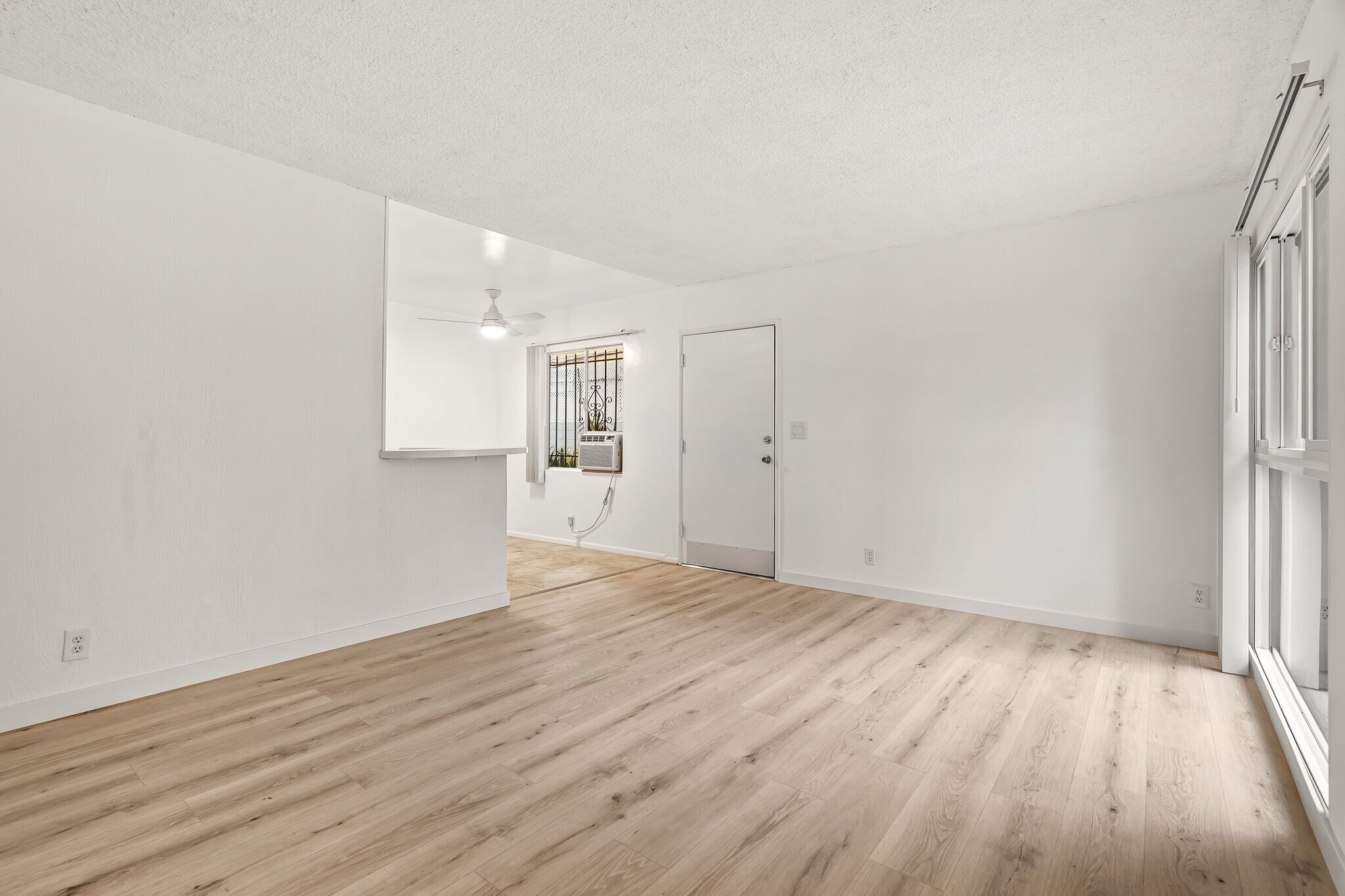 Building Photo - 826 S Grand View St