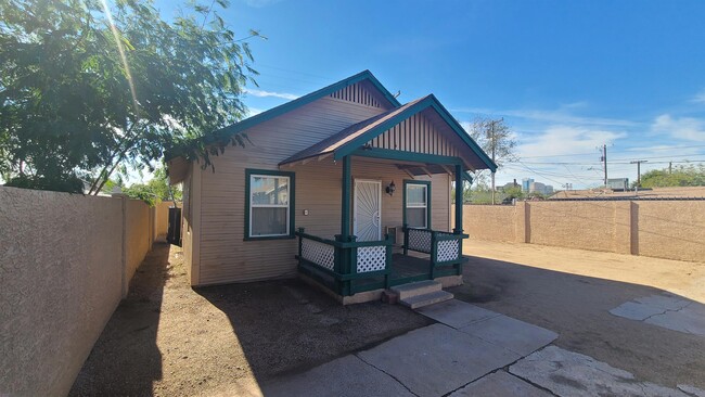 Primary Photo - 1223 E Roosevelt St