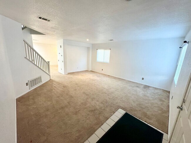 Building Photo - Spacious 5 bedroom home
