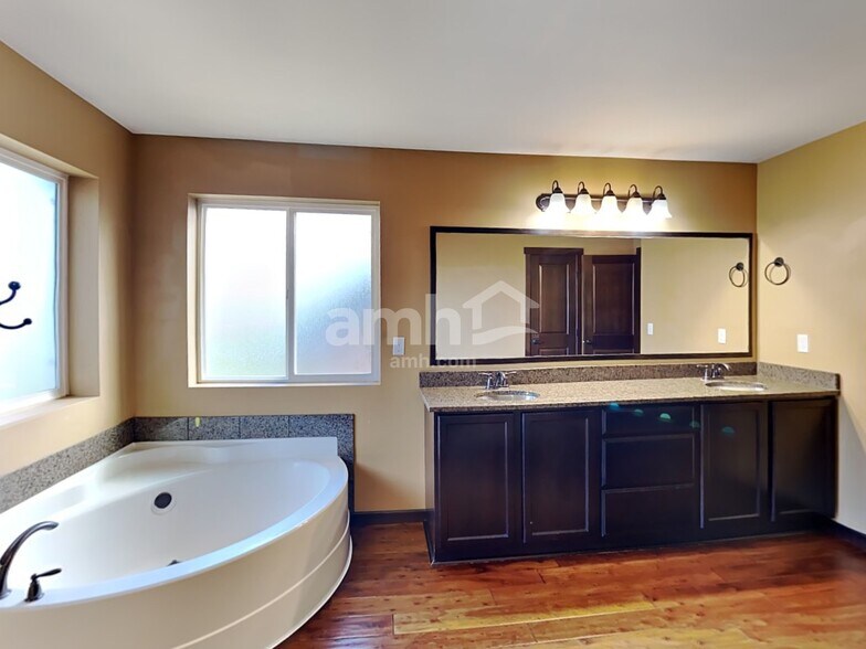 Building Photo - 9421 203rd Street Ct E