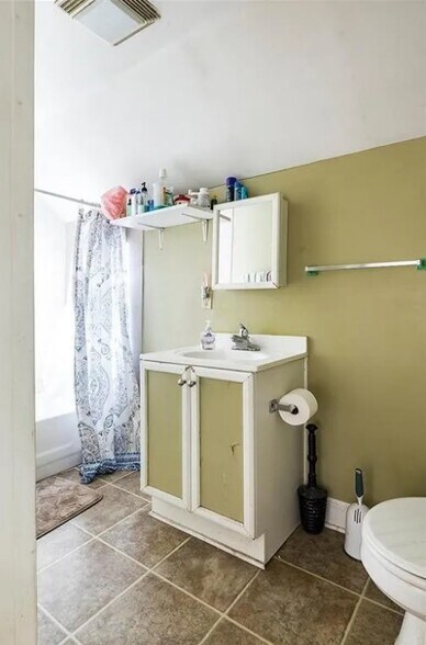 Bathroom with tub & shower - 521 Bay St