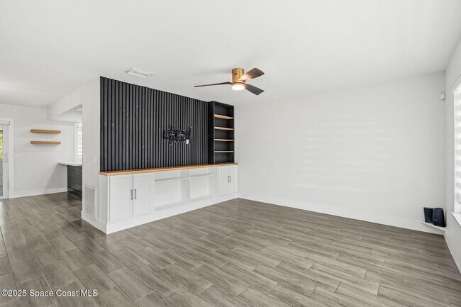 Building Photo - 1310 Mariposa Dr NE