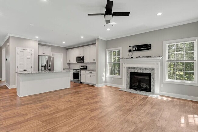 Building Photo - Beautiful Rental in The Highlands – Spacio...