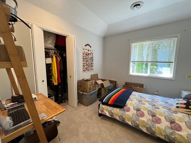 Building Photo - Beautiful 4Bd + 3Ba in Portland!! Offers Beautiful Outdoor Views and Great Gardening Backyards!!