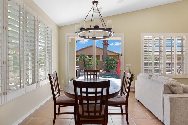 Building Photo - Charming Home with heated Pool & Spa! Amaz...