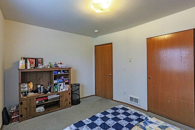 Building Photo - 10279 SE Grandview St