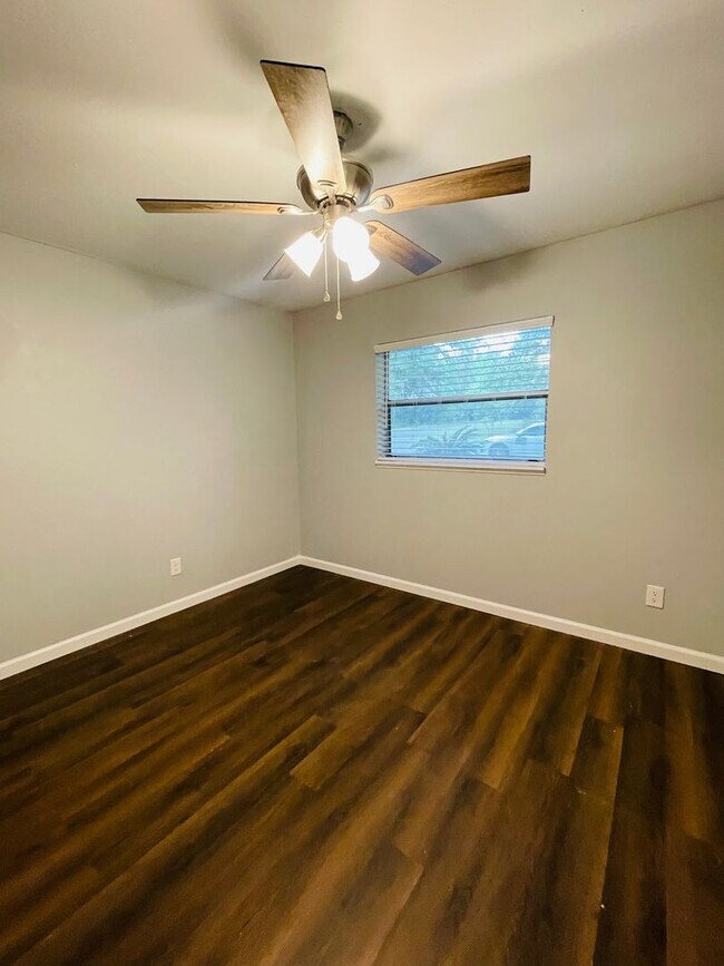 Building Photo - Renovated 3/1 house in SW Gainesville!