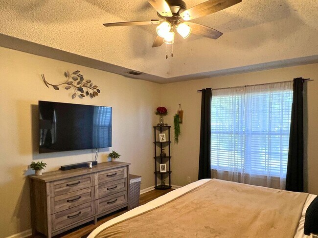 Building Photo - Charming 3-Bedroom, 2-Bath Home with Large...