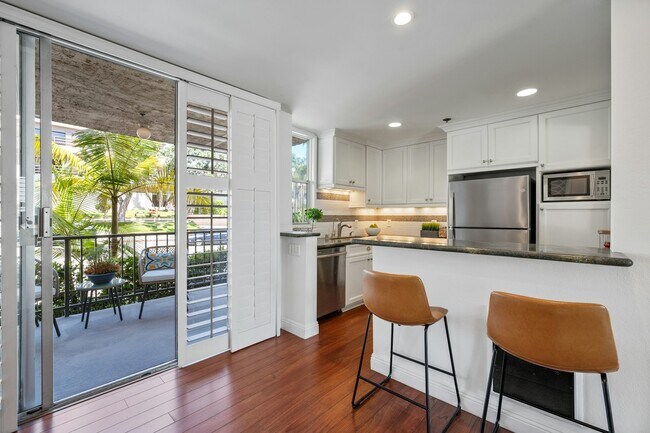 Building Photo - 555 Esplanade