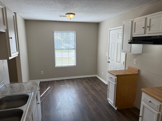 Building Photo - December Move-in Special! 1/2 off first mo...