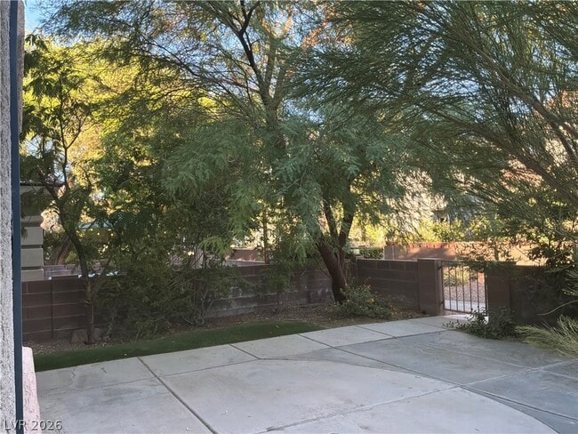 Building Photo - 10021 Calabasas Ave