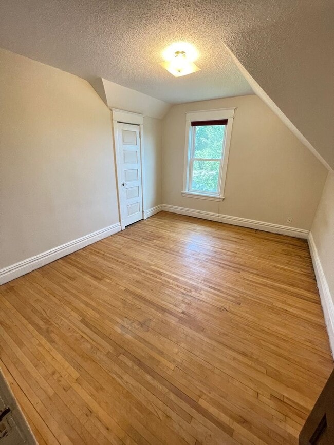 Building Photo - AVAILABLE JULY- 3 Bedroom, 1.5 Bath Home!