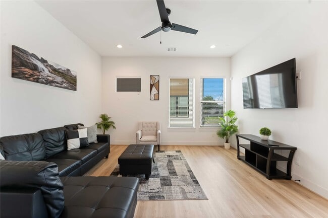 Building Photo - 2341 Eagle St