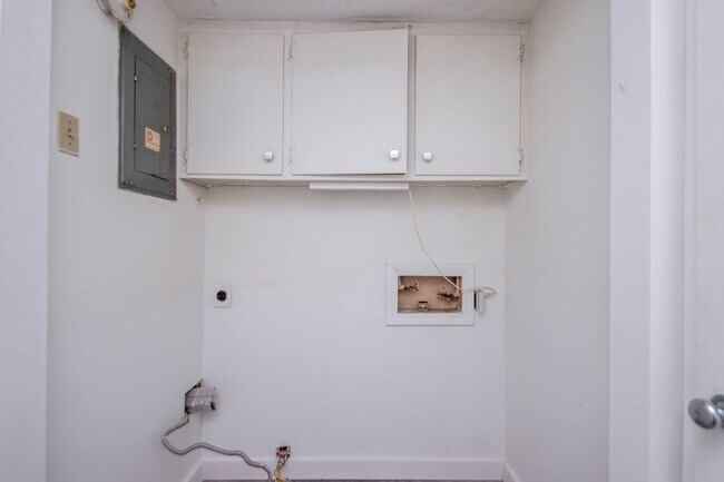 Building Photo - Welcome to a beautifully maintained 4-bedroom, 2-bathroom home located in the highly sought-after...