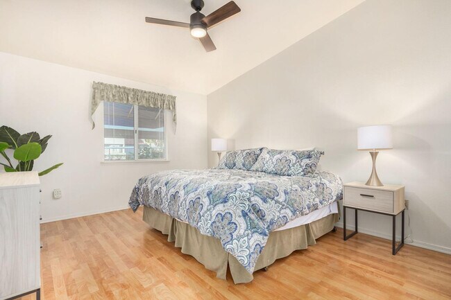 Building Photo - 220 N 22nd Pl