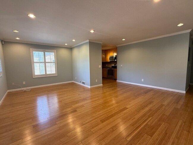 Building Photo - Bright Updated 1 Bedroom 1 Bath Condo in North San Jose