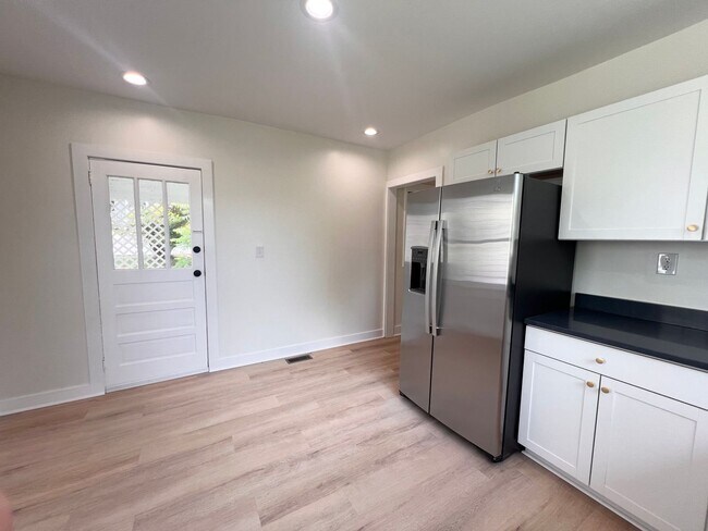 Building Photo - 810 Stonehenge Ave