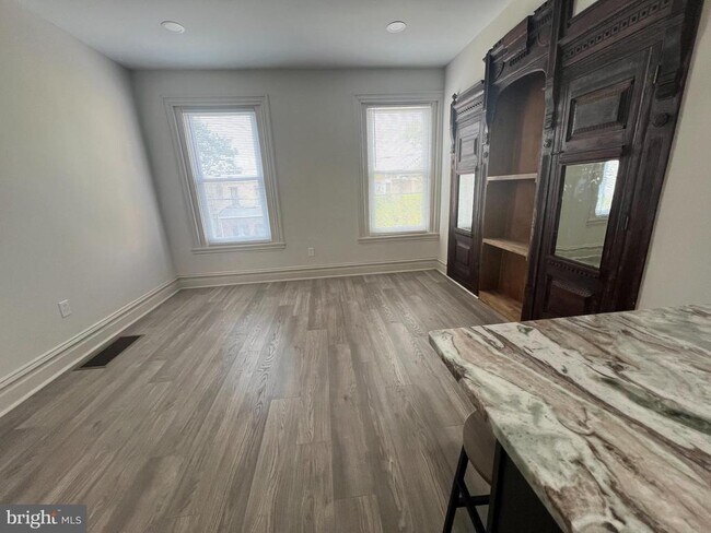 Building Photo - 1725 N 27th St