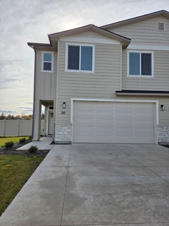 Building Photo - Modern New-Build Duplex in Payette