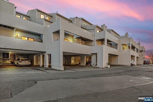 Building Photo - 750 Mainsail Ln