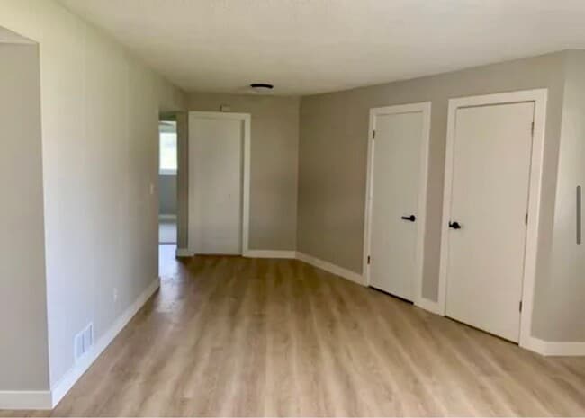 Building Photo - 4BR/2BA Eden Prairie Home In Cul De Sac Available 6/1 !