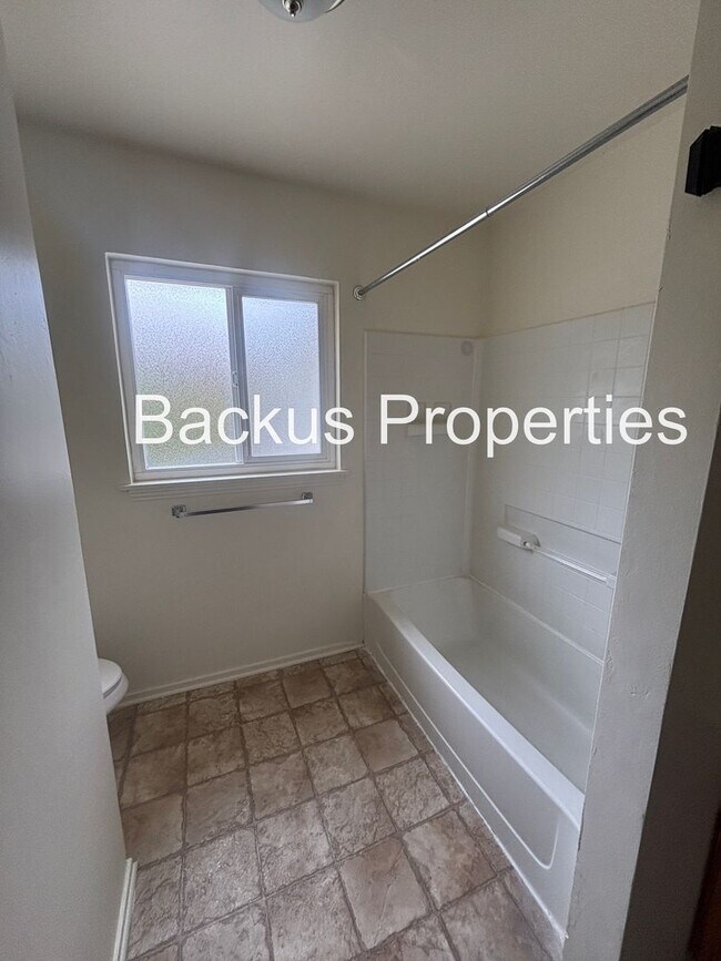 Building Photo - Great one level three bedroom home in South Salinas