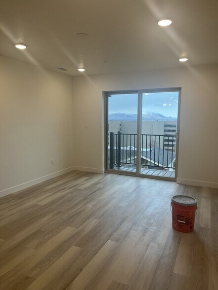 Building Photo - 1032 E 400 S