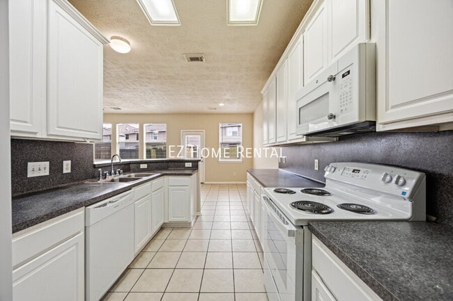 Building Photo - 14322 Mooreview Ln