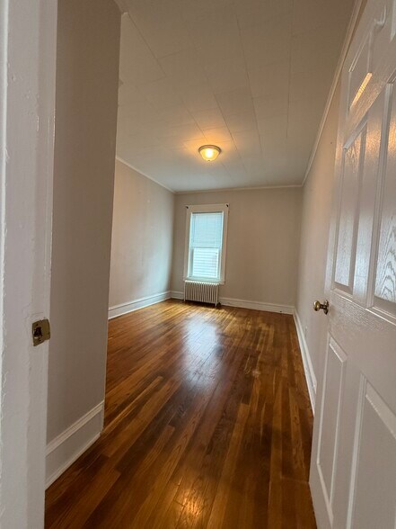 Building Photo - 158 Forest St
