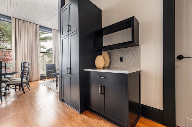 Building Photo - 1011 Canal St