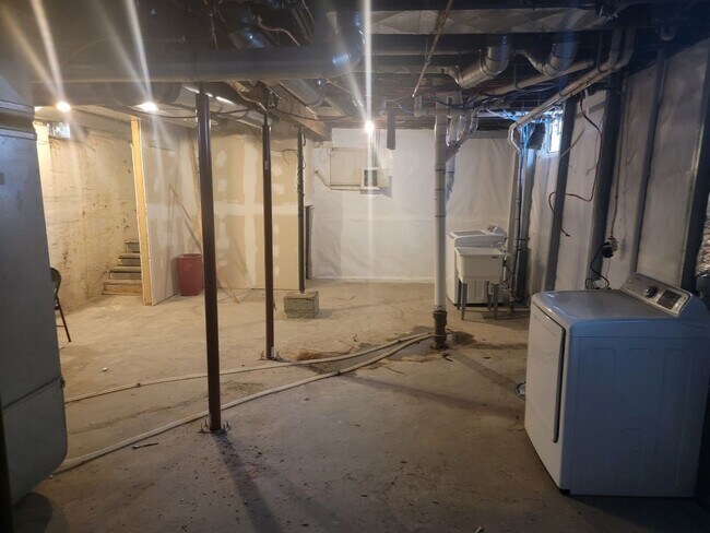 Building Photo - 1212 Bush Ave