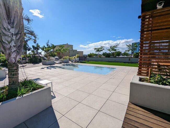 Building Photo - New Fully Furnished High Floor luxurious Studio with 1-Parking at 'A'ali'i