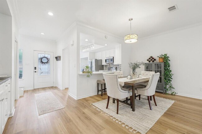 Building Photo - 2201 Lakeway Blvd